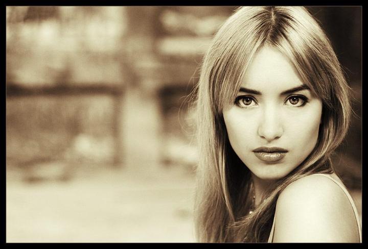 Xotin erini aldab yiglaydi.