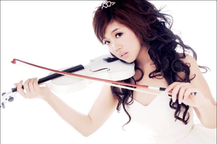 王露凝眼泪的错觉图片大全_王露凝眼泪的错觉图片下载