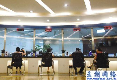 2：第二种，可以直接去自动柜员机查询，有的银行的自动柜员机提供了银行