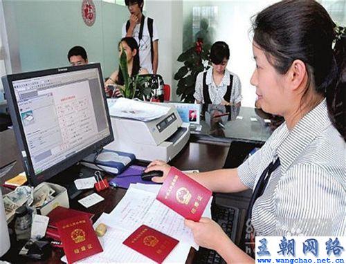 女方的情况，如果女方不去办理结婚证的话，就有问题了，需要注意一下。6：6、问同居：如果是骗婚的人，他们一般都会答应先同居的，尤其是惯犯