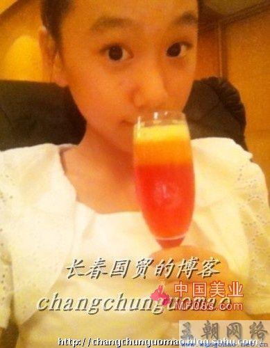 汉音对照 闫妮13岁女儿首次网曝自拍照 与妈妈