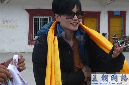 汉音对照 王菲素颜赴四川行善布施 探访贫困儿