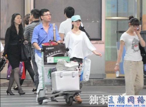 汉音对照 周冬雨潮人打扮回京 三名跟班排场大