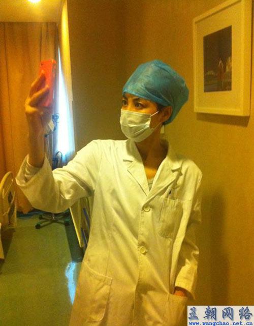 汉音对照 王菲玩角色扮演俏护士 与李亚鹏打情