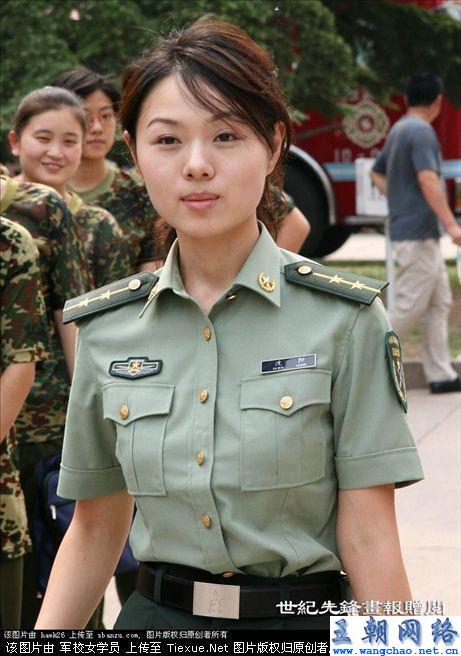 军营美女:中国陆军女兵裙装"土得掉渣"!