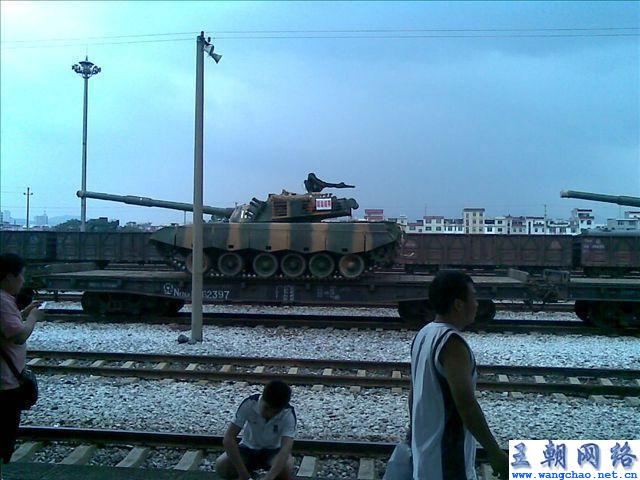 照 真要对越南动手?在广西偶遇大批96坦克奔哪