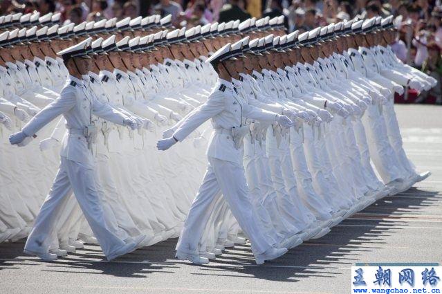 汉音对照 中国大阅兵流传到外国论坛的猛图! z