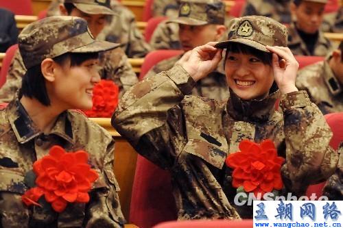 汉音对照 我国大学生入伍当兵需适应学历倒挂