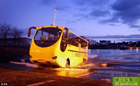 汉音对照 英国测试首辆水陆两栖公共汽车(组图
