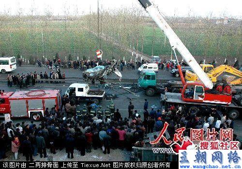 现在的开车人士真是太猛了,汽车都给拧成麻花