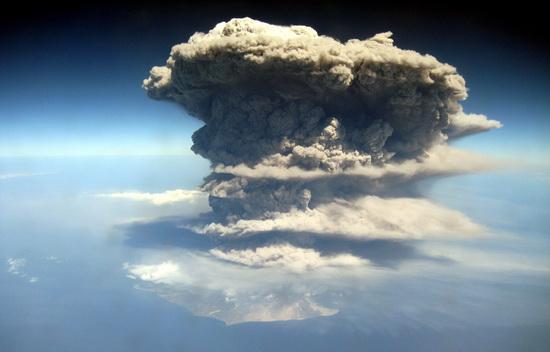 汉音对照 组图:乘客在飞机上拍到火山喷发景观