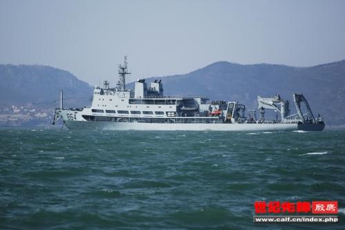 实拍:中国最新型的864大型潜艇救援舰出海!图