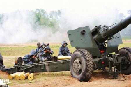 超猛中国炮兵学员演练130毫米加农炮开火瞬间图