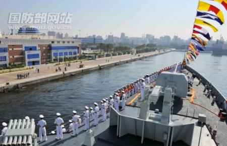汉音对照 中国海军护航编队首次抵达埃及进行