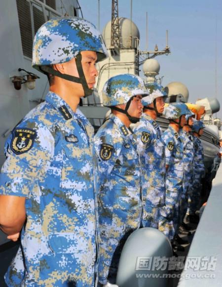 汉音对照 中国海军护航编队首次抵达埃及进行