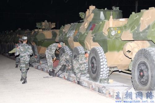 对照 和平使命2010:中方装甲车、直升机陆续抵