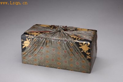 汉音对照 描金彩漆包袱式纹长方形盒(清) miao