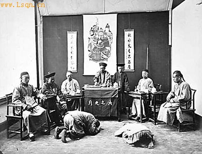 清朝审理案件,如果当事人不是秀才,就要下跪头.