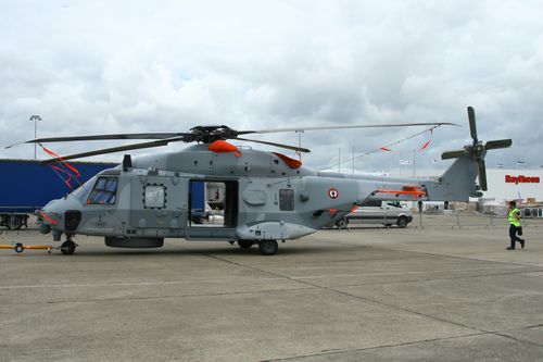 >> 首批4架nh90直升机正式加入法国海军服役 shou pi 4 jia nh90 zhi
