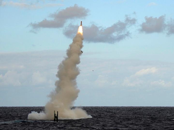 汉音对照 英国海军机敏级核潜艇首次成功发射