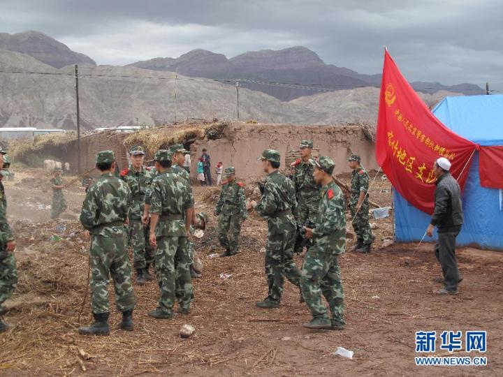 武警官兵新疆伽师地震灾区积极抗震救灾(2)