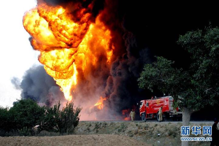 汉音对照 19辆北约油罐车在巴基斯坦被烧毁 1
