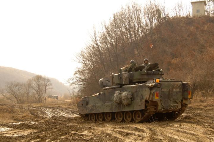 汉音对照 美军大量M2A2战车运抵韩国替换驻韩
