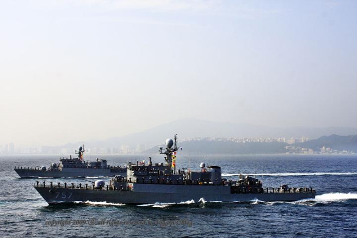 汉音对照 高清:韩国将天安舰的 姐妹舰 赠予菲律