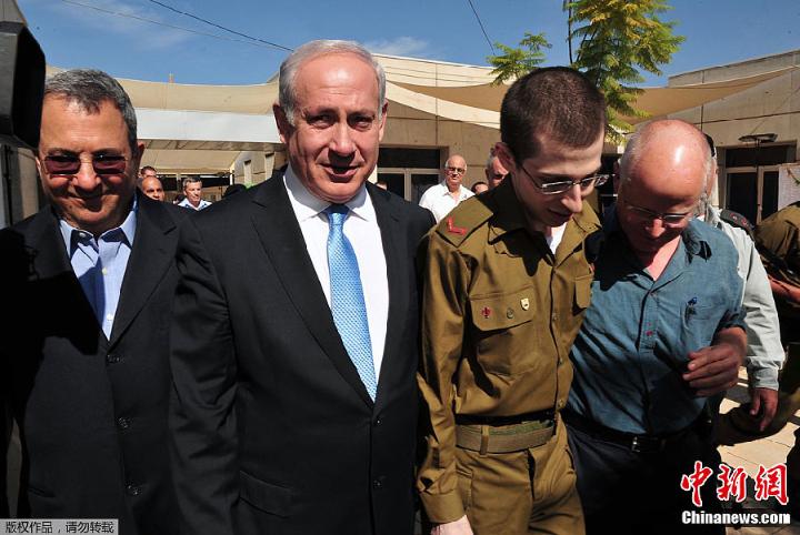 汉音对照 以色列总理会见获释士兵沙利特 yi se