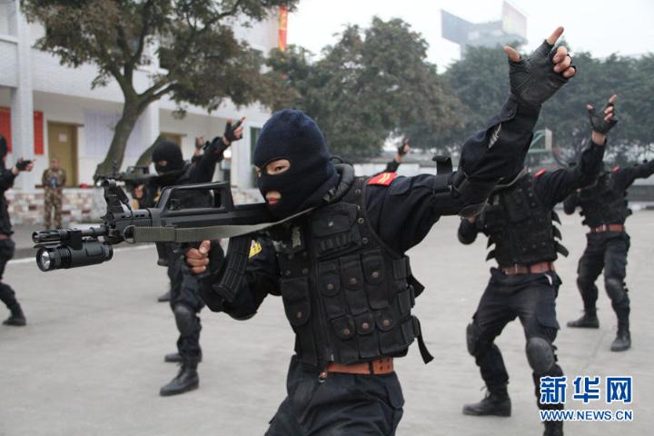 汉音对照 武警泸州市支队严密组织首长机关带