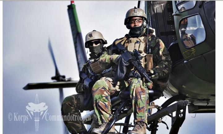 王朝网络 军事 >> 大胆!荷兰特种兵悬空坐直升机外 da dan !