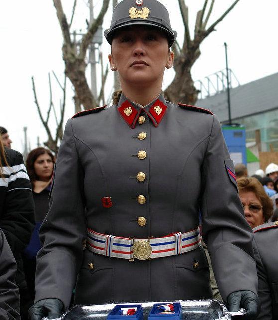 汉音对照 智利阅兵式上盛装女兵 zhi li yue bing