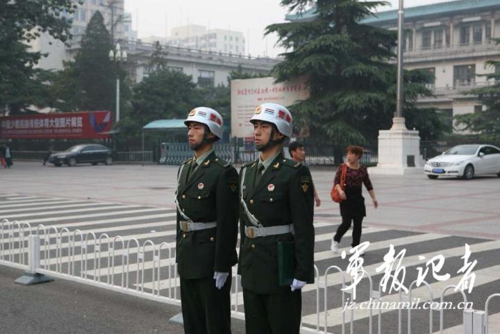 组图:北京卫戍区警备纠察在重要地段执勤检查(14)