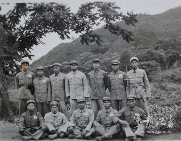 网友上传父亲老照片:抗美援朝老兵李济汉和他的战友们