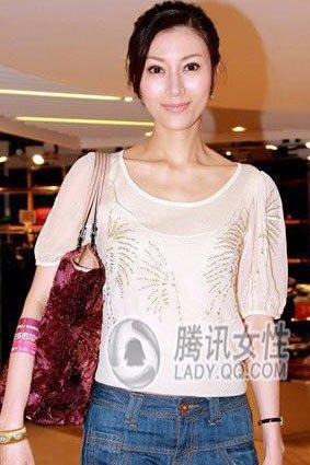 汉音对照 偷学女星李嘉欣外出逛街装扮 tou xue