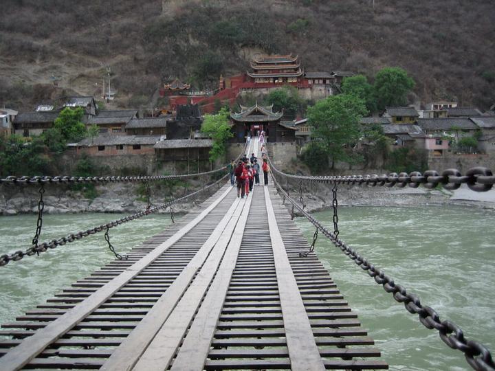 海螺沟位于四川省甘孜藏族自治州东南部,贡嘎雪峰脚下,是青藏高原东缘