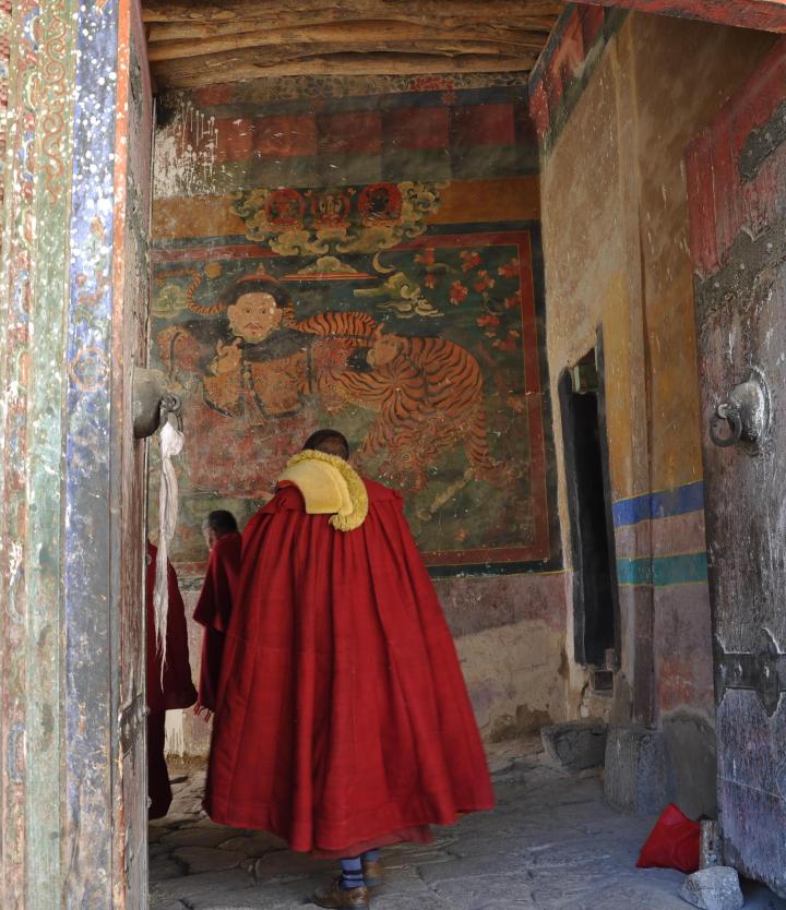 寺庙,如格鲁派的甘丹寺(由宗喀巴亲建),噶玛噶举派的主寺楚布寺,萨迦