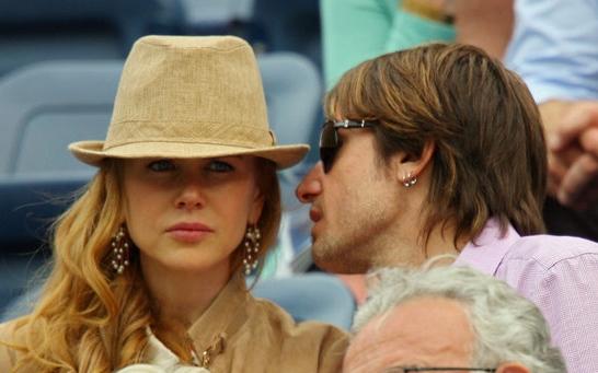 汉音对照 妮可与老公耳语晒爱 丝质花裙风情万