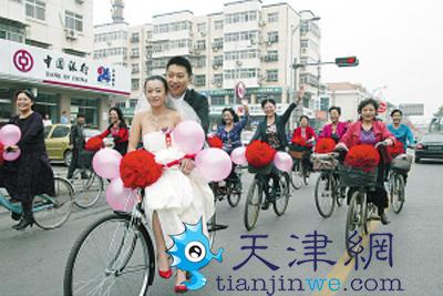 汉音对照 天津环保婚礼 新郎新娘和迎亲队伍骑