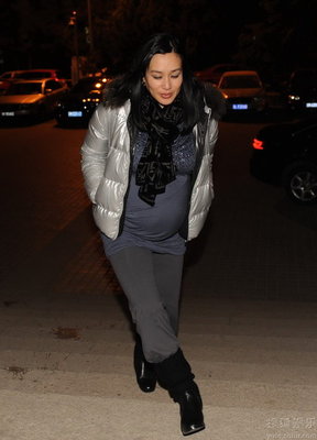 钟丽缇怀孕九月拍封面写真 肚大如箩显母性美(6)
