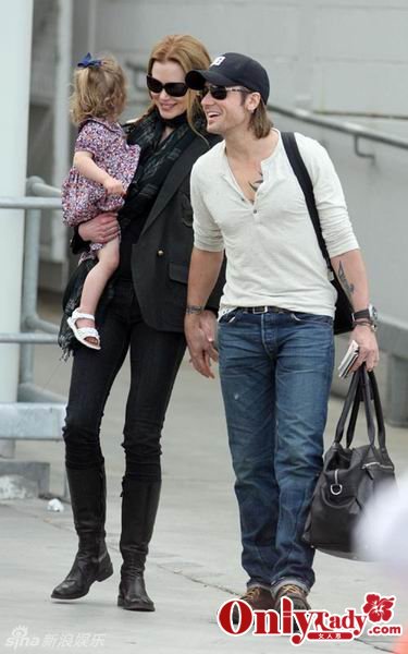 妮可-基德曼随夫返悉尼怀抱女儿格外开心ni ke