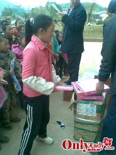 照 小宋佳香格里拉送关爱 关注旱灾地区贫困儿