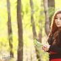 林中漫步的美女瑶瑶精美写真－美女明星