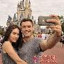 梅根福克斯夫妇穿情侣衫秀恩爱 游乐园玩自拍 婚嫁_美丽顾问
