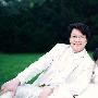 孟庭苇披婚纱拍全家福 儿子抢镜与母亲玩亲亲 婚嫁_美丽顾问