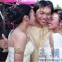 泰国一男子迎娶双胞胎姐妹 相恋_男女情感