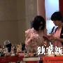 李湘逛街当众露大腿 选购凉鞋十分挑剔 明星_娱乐报道