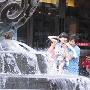 孙楠与女儿在餐厅前戏水 亲密无隔阂 明星_娱乐报道