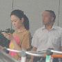 李小冉素颜回京似路人 表情严肃埋头发短信 明星_娱乐报道