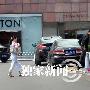 大S汪小菲互相搂腰缠绵逛街 砸六万购限量裙子 明星_娱乐报道